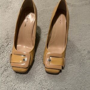 Tahari Graduate Women's Beige Block Heels with Square Buckle